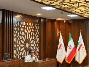 بازیکن تنیس نوجوان ایرانی در حال سرویس زدن